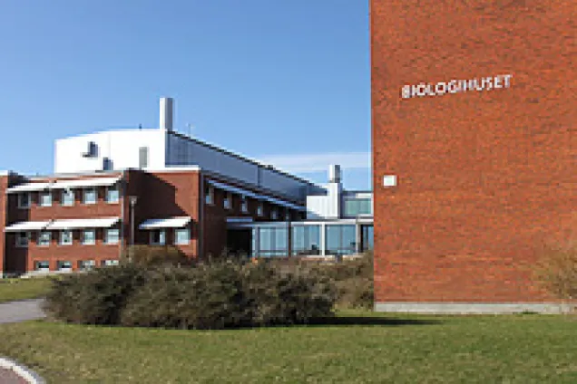 A house with the text Biologihuset written at the wall. Photo.